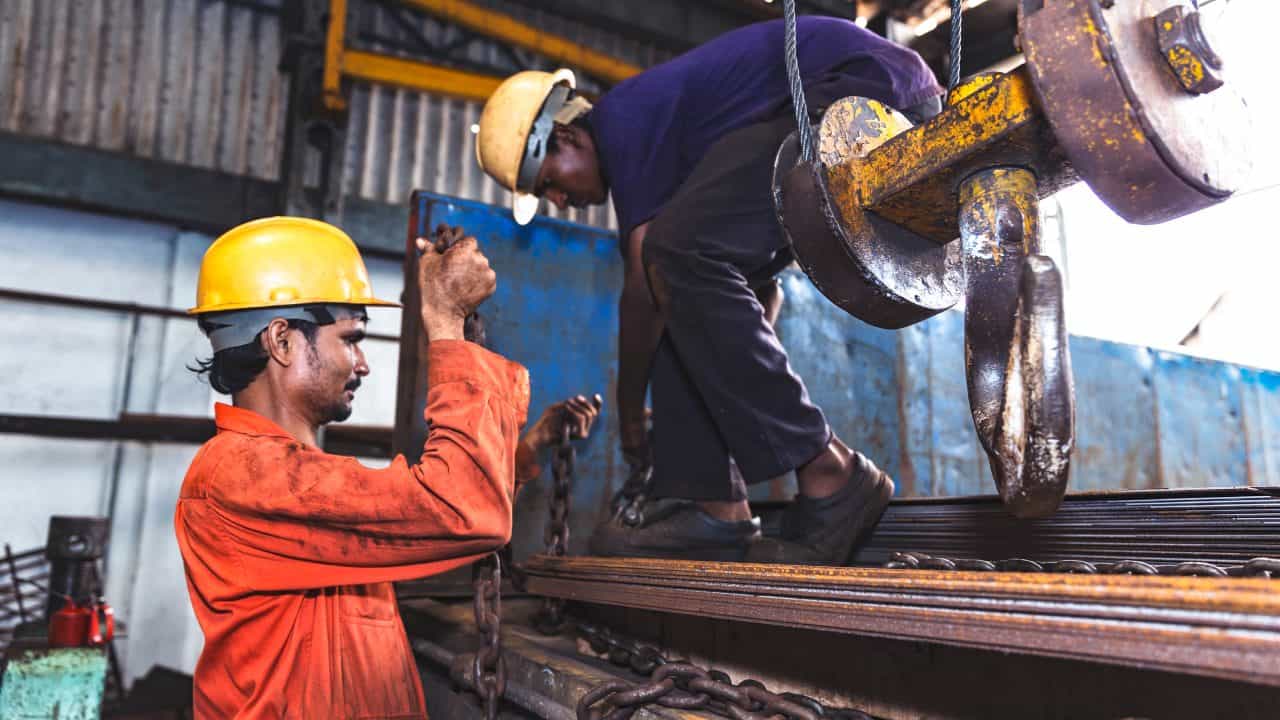 UAE : ജോലി നഷ്ടമാവുക 12000ഓളം കമ്പനികളിലെ വിദേശികൾക്ക്; യുഎഇയിൽ സ്വദേശിവത്കരണം ശക്തമാക്കുന്നു