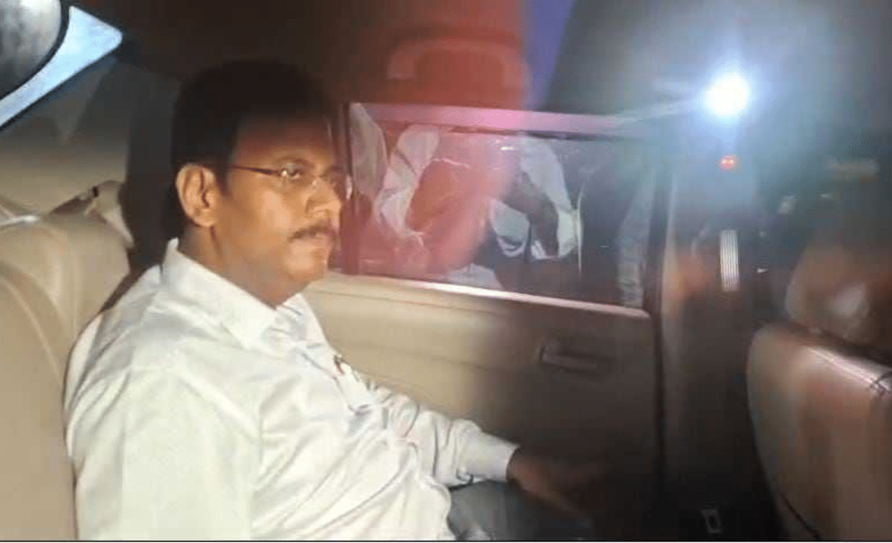 Kolkata Murder: ആർ ജി കർ മെഡിക്കൽ കോളേജിലെ സാമ്പത്തിക തിരിമറി; സന്ദീപ് ഘോഷ് അറസ്റ്റിൽ Kolkata Murder: ആർ ജി കർ മെഡിക്കൽ കോളേജിലെ സാമ്പത്തിക തിരിമറി; സന്ദീപ് ഘോഷ് അറസ്റ്റിൽ