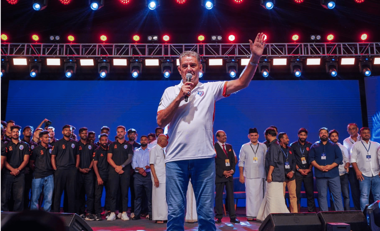 Super League Kerala: ഇന്ത്യൻ ഫുട്ബോളിൻ്റെ മക്കയ്ക്ക് ഇനി സ്വന്തമായി ഒരു ക്ലബ്; മലബാറിൻ്റെ കാൽപ്പന്താവേശം ഇനി മലപ്പുറം എഫ്സിയിലൂടെ Super League Kerala: ഇന്ത്യൻ ഫുട്ബോളിൻ്റെ മക്കയ്ക്ക് ഇനി സ്വന്തമായി ഒരു ക്ലബ്; മലബാറിൻ്റെ കാൽപ്പന്താവേശം ഇനി മലപ്പുറം എഫ്സിയിലൂടെ