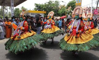 Onam 2024: അത്തം മുറ്റത്തെത്തി…പൂവിളിയുണര്‍ന്നു; കേരളത്തില്‍ പൊന്നോണനാളുകള്‍