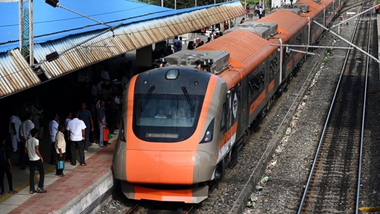 Vande Metro Service : 110 കിലോമീറ്റർ വേഗത; ആഴ്ചയിൽ ആറ് ദിവസം സർവീസ്: വന്ദേ മെട്രോ സർവീസ് ഇന്ന് പ്രധാനമന്ത്രി ഫ്ലാഗ് ഓഫ് ചെയ്യും Vande Metro Service : 110 കിലോമീറ്റർ വേഗത; ആഴ്ചയിൽ ആറ് ദിവസം സർവീസ്: വന്ദേ മെട്രോ സർവീസ് ഇന്ന് പ്രധാനമന്ത്രി ഫ്ലാഗ് ഓഫ് ചെയ്യും
