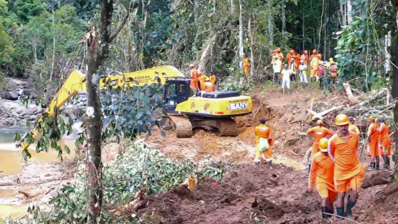 Wayanad Landslide : ഒരു മൃതദേഹം സംസ്കരിക്കാൻ രൂപ 75,000; വയനാട് ദുരന്തബാധിതർക്ക് നൽകിയതിനെക്കാൾ ചെലവായത് വളണ്ടിയർമാർക്ക് Wayanad Landslide : ഒരു മൃതദേഹം സംസ്കരിക്കാൻ രൂപ 75,000; വയനാട് ദുരന്തബാധിതർക്ക് നൽകിയതിനെക്കാൾ ചെലവായത് വളണ്ടിയർമാർക്ക്