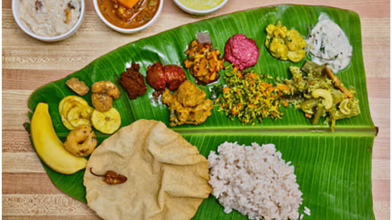 അവസാനം അൽപം മധുരം ആവാം. ഇലയിൽ അൽപം ചോറ് നീക്കി വെച്ച് പായസത്തിന് ഇടം കൊടുക്കണം. പായസത്തിനൊപ്പം പഴവും ചേർത്ത് കഴിക്കാം.