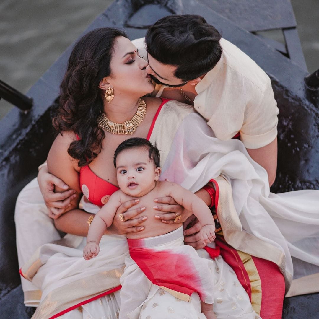 അതോടൊപ്പം ഇളൈയുടെ മുഖം ആദ്യമായി വെളിപ്പെടുത്തിയിരിക്കുന്നത്. കായല്‍ പശ്ചാത്തലത്തില്‍ ഉല്ലാസ ബോട്ടില്‍ നിന്നെടുത്ത ചിത്രമാണ് പങ്കുവച്ചിരിക്കുന്നത്. അമലയും ഭര്‍ത്താവ് ജഗദും മകനും ഓണവസ്ത്രത്തിലാണ്‌ ഫോട്ടോഷൂട്ട് നടത്തിയത്. ചിത്രത്തിനൊപ്പം ഓണാശംസകളും താരം നേർന്നിട്ടുണ്ട്. (IMAGE CREDITS: INSTAGRAM)
