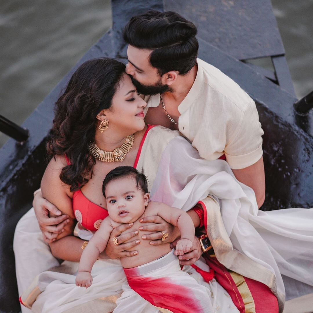 ആലിയയുടെ വീഡിയോ പങ്കുവച്ച് നടി അമല പോൾ ഭർത്താവ് ജഗത് ദേശായിയെ മെൻഷൻ ചെയ്തതാണ് സംഭവം. നിങ്ങൾ ഇപ്പോൾ പഠിക്കുന്നതാണ് നല്ലത് എന്നാണ് ഭർത്താവിനോട് അമല പറഞ്ഞത്. സ്റ്റോറിയിൽ അമല കുറിച്ച വാക്കുകളാണ് ഇപ്പോ വൈറലാകുന്നത്.(image credits: instagram)