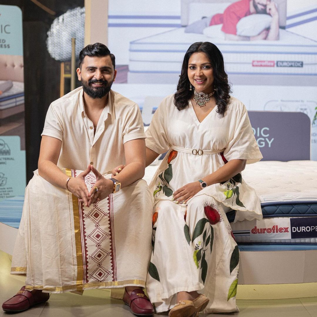 താരത്തിന്റെ വിവാഹവും കുടുംബജീവിതവും എല്ലാം ഇത്തരത്തിൽ ആരാധകർക്കായി പങ്കുവച്ചിരുന്നു. ഇപ്പോഴിതാ ഓണം ആഘോഷിച്ചുള്ള താരത്തിന്റെയും കുടുംബത്തിന്റെയും ചിത്രങ്ങളാണ് ആരാധകർക്കിടയിൽ വൈറലാകുന്നത്. അമലയും ഭർത്താവ് ജ​ഗദും മകൻ ഇളെയും ചിത്രത്തിൽ കാണാം. (IMAGE CREDITS: INSTAGRAM)