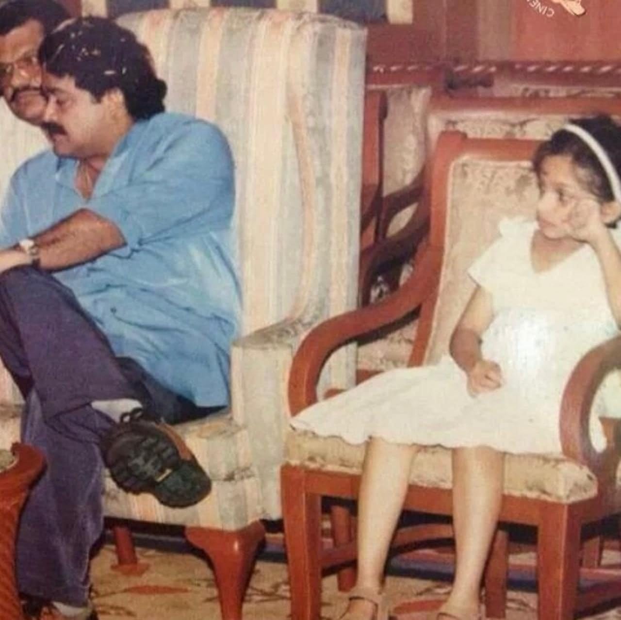 താരങ്ങളുടെ പഴയക്കാല ചിത്രങ്ങൾ സോഷ്യൽ മീഡിയയിൽ വൈറലാകുന്നത് പതിവാണ്. അത്തരത്തിലുള്ള ഒരു ചിത്രമാണ് ഇപ്പോൾ വൈറലാകുന്നത്. മലയാളത്തിന്റെ സൂപ്പർ സ്റ്റാർ മോഹൻലാലിനൊപ്പമുള്ള ഒരു പെൺകുട്ടിയുടെ പഴയക്കാല ചിത്ര വൈറലാകുന്നത്. ചിത്രത്തിൽ മോഹൻലാലിനൊപ്പം ഗമയിൽ ഇരിക്കുന്ന പെൺക്കുട്ടി ഇന്ന് പ്രശ്സതമായ ഒരു നടിയാണ്. (image credits:facebook)