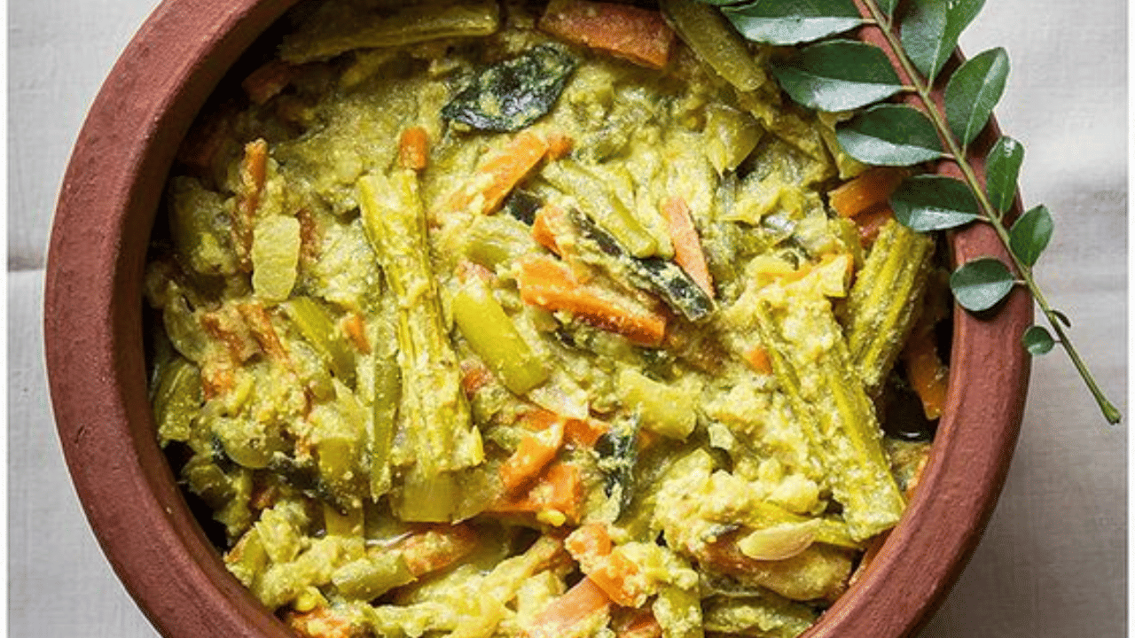 പച്ചക്കറികൾ വെട്ടിക്കൂട്ടിച്ചേർത്ത വെറും കറിയല്ല ഇത്. അവിയലിന്റെ കഥയ്ക്ക് മഹാഭാരതത്തോളം പഴക്കം കാണും  (ഫോട്ടോ - pinterest)