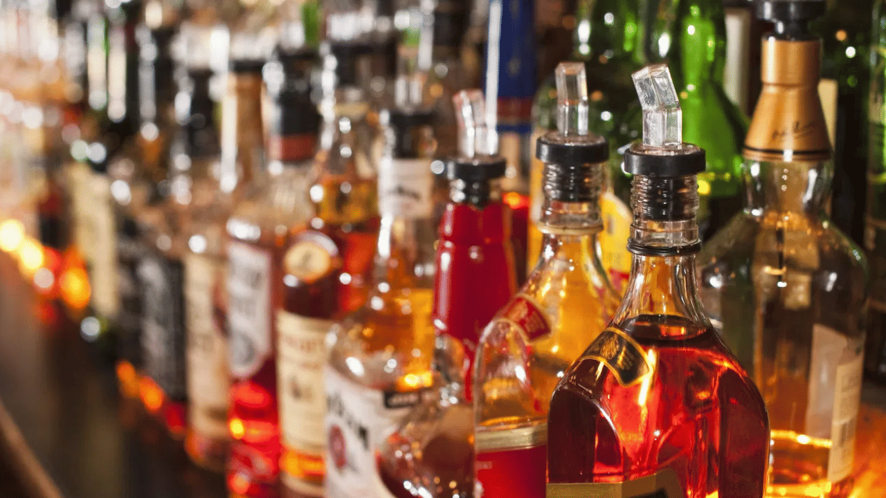 Bevco: പോലീസുകാർക്കെന്താ ബെവ്കോയിൽ കാര്യം; ദൃശ്യങ്ങള്‍ പകര്‍ത്തിയ യുവാവിന് മര്‍ദനം