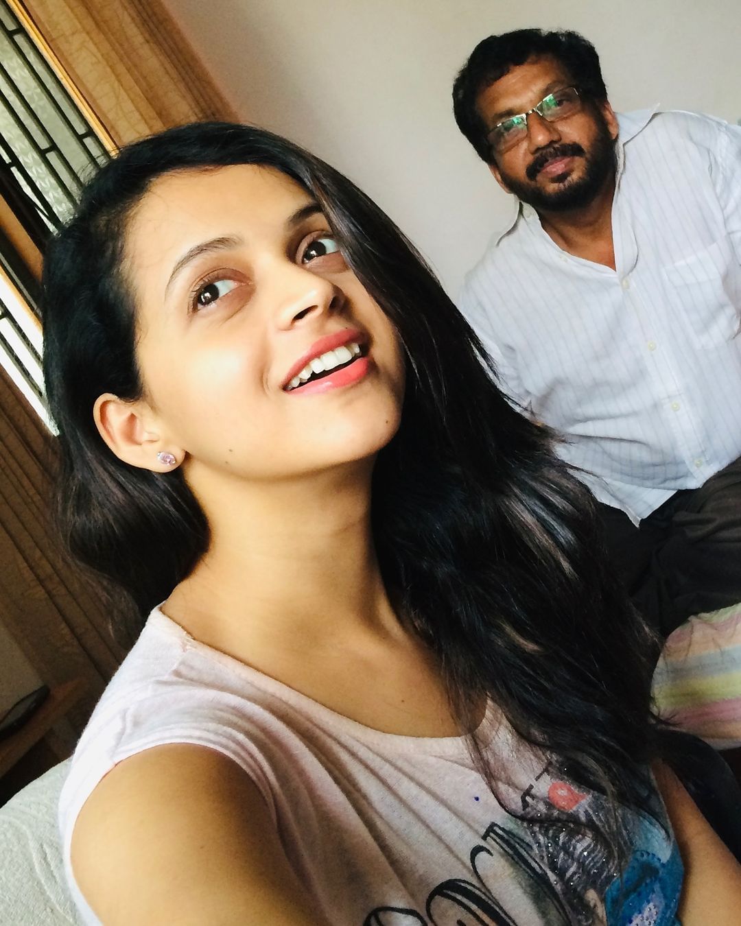 അച്ഛാ... ഓരോ നിമിഷവും ഞങ്ങൾ അങ്ങയെ മിസ് ചെയ്യാറുണ്ട്. കടന്നു പോകുന്ന ഓരോ ദിവസവും, ഓരോ ഉയർച്ച താഴ്ചകളിൽ... എല്ലായ്പ്പോഴും അങ്ങ് ഞങ്ങളുടെ ഹൃദയങ്ങളിലുണ്ട്," ഭാവന കുറിച്ചു. അഭിനയ ജീവിതത്തിൽ താരത്തിനു വേണ്ട പിന്തുണ നൽകിയത് അച്ഛൻ ബാലചന്ദ്രനായിരുന്നു. (image credits: instagram)