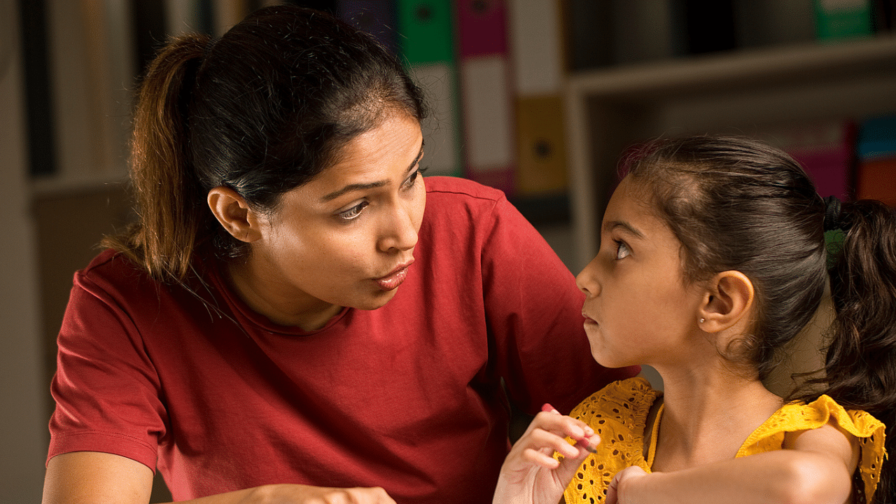 ഇന്ത്യയുൾപ്പെടെ പലയിടങ്ങളിലും ആൺമക്കൾ കുടുംബത്തിന്റെ അവകാശികളായി മാറുന്നുണ്ട്. ഈ വ്യവസ്ഥിതിയെ വെല്ലുവിളിക്കാനുള്ള അവസരം കൂടിയാണ് ഈ ദിനം ഒരുക്കുന്നത്. (ഫോട്ടോ കടപ്പാട് - triloks/Getty Images Creative)