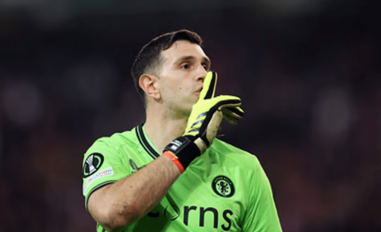 Emiliano Martinez: അശ്ലീല ആംഗ്യം, ക്യാമറാമാനെ തല്ലി; അവസാനം എമിലിയാനോയ്ക്ക് പൂട്ടിട്ട് ഫിഫ Emiliano Martinez: അശ്ലീല ആംഗ്യം, ക്യാമറാമാനെ തല്ലി; അവസാനം എമിലിയാനോയ്ക്ക് പൂട്ടിട്ട് ഫിഫ