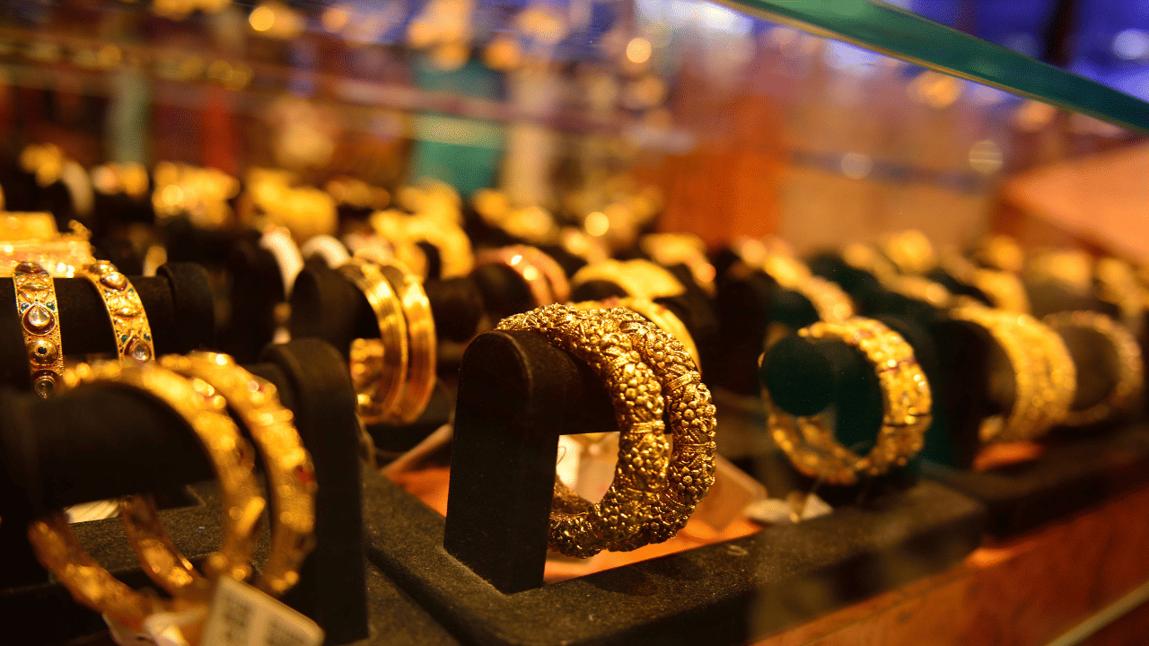 തിങ്കളാഴ്ച്ചയും സംസ്ഥാനത്തെ സ്വർണ്ണ വില ഉയർന്നിരുന്നു പവന് 160 രൂപയാണ് കൂടിയത്. ഈ ഒരാഴ്ചയിൽ തന്നെ മൂന്ന് ദിവസം കൊണ്ട് പവന് 800 രൂപയും, ഗ്രാമിന് 100 രൂപയുമാണ് വില കൂടിയത്. (ഫോട്ടോ കടപ്പാട് - GettyImages)