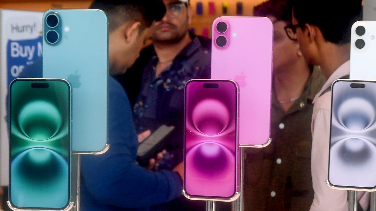 നിലവിൽ ഐഫോൺ 16 മാത്രമാണ് ബ്ലിങ്കിറ്റ് ഡെലിവർ ചെയ്യുന്നത്. വരുന്ന ദിവസങ്ങളിൽ ഐഫോൺ 16 പ്രോ, ഐഫോൺ 16 പ്രോ മാക്സ് എന്നീ മോഡലുകൾ കൂടി ഡെലിവർ ചെയ്യുമെന്ന് കമ്പനി അറിയിച്ചു. വെള്ളിയാഴ്ച രാവിലെ 8 മണിക്കാണ് ഓർഡറുകൾ സ്വീകരിച്ചുതുടങ്ങിയത്. (Image Credits - PTI)