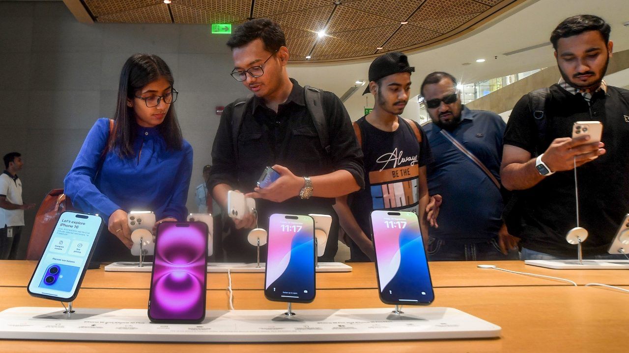 കേരളത്തിൽ ബിഗ് ബാസ്കറ്റ്, ബ്ലിങ്കിറ്റ് സേവനങ്ങളുണ്ട്. ഈയടുത്താണ് ബ്ലിങ്കിറ്റ് സേവനം ആരംഭിച്ചത്. നിലവിൽ എറണാകുളം ജില്ലയിലെ കുറച്ച് പ്രദേശങ്ങളിൽ മാത്രമാണ് ബ്ലിങ്കിറ്റ് ഉള്ളത്. ബിഗ് ബാസ്കറ്റ് സേവനം കുറേക്കൂടി സ്ഥലങ്ങളിലുണ്ട്. എന്നാൽ, കേരളത്തിലെവിടെയും 10 മിനിട്ടിൽ ഐഫോൺ 16 ലഭിക്കുന്ന സേവനം ഇല്ലെന്നാണ് സൂചന. (Image Credits - PTI)