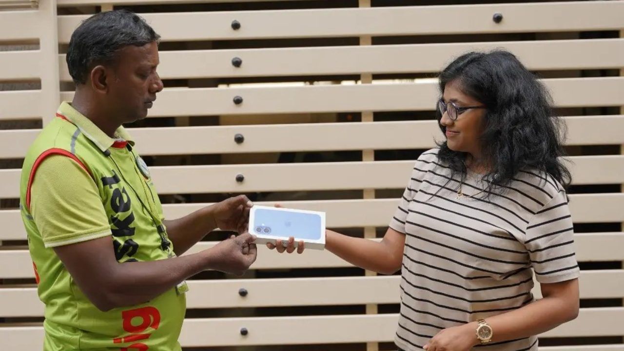 ഡൽഹി എൻസിആർ, ബെംഗളൂരു, മുംബൈ, പൂനെ എന്നീ നഗരങ്ങളിലാണ് ഈ സേവനം ലഭ്യമാവുക. ആപ്പിൾ റീസെല്ലറായ യുണികോണുമായി സഹകരിച്ചാണ് സേവനം. ഐസിഐസിഐ, എസ്ബിഐ, കൊടാങ്ക് മഹീന്ദ്ര എന്നീ ബാങ്കുകളുടെ ക്രെഡിറ്റ് കാർഡുകളിൽ 5000 രൂപയുടെ ഇൻസ്റ്റൻ്റ് ക്യാഷ്ബാക്കും ലഭിക്കും. (Image Courtesy - Big Basket Facebook)