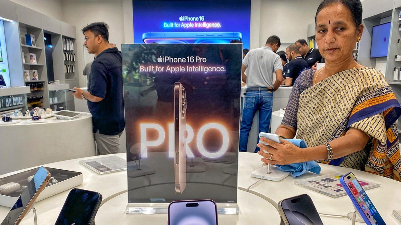 ഹൈപ്പർലോക്കൽ ഡെലിവറി പ്ലാറ്റ്ഫോമുകളായ ബ്ലിങ്കിറ്റും ബിഗ് ബാസ്കറ്റുമാണ് 10 മിനിട്ടിൽ ഐഫോൺ 16 സേവനം ആരംഭിച്ചിരിക്കുന്നത്. ഈ രണ്ട് ആപ്പുകളും ഉപയോഗിച്ച് ഇന്ത്യയുടെ തിരഞ്ഞെടുത്ത നഗരങ്ങളിൽ ഡിസ്കൗണ്ടുകളടക്കം വെറും 10 മിനിട്ടിൽ ഐഫോൺ 16 സ്വന്തമാക്കാനാവും. (Image Credits - PTI)