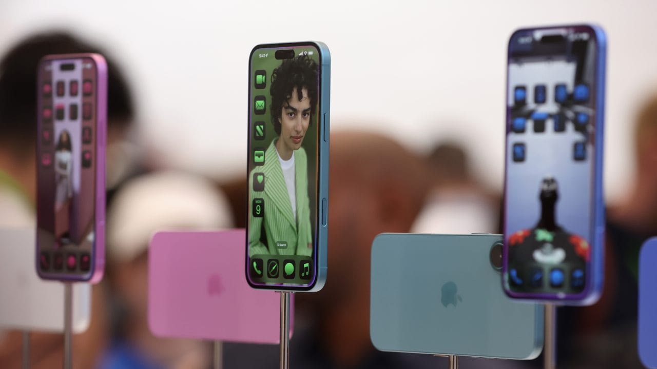 ഐഫോൺ 16 ഇന്ത്യയിൽ വില്പന ആരംഭിക്കാൻ ഇനി വെറും അഞ്ച് ദിവസം കൂടിയേ ബാക്കിയുള്ളൂ. ഈ മാസം 20നാണ് ഐഫോൺ 16 വില്പന ആരംഭിക്കുക. ഐഫോൺ, 16, ഐഫോൺ 16 പ്ലസ്, ഐഫോൺ 16 പ്രോ, ഐഫോൺ 16 പ്രോ മാക്സ് എന്നീ മോഡലുകളാണ് കമ്പനി പുറത്തിറക്കിയത്. (Image Credits - Justin Sullivan/Getty Images)