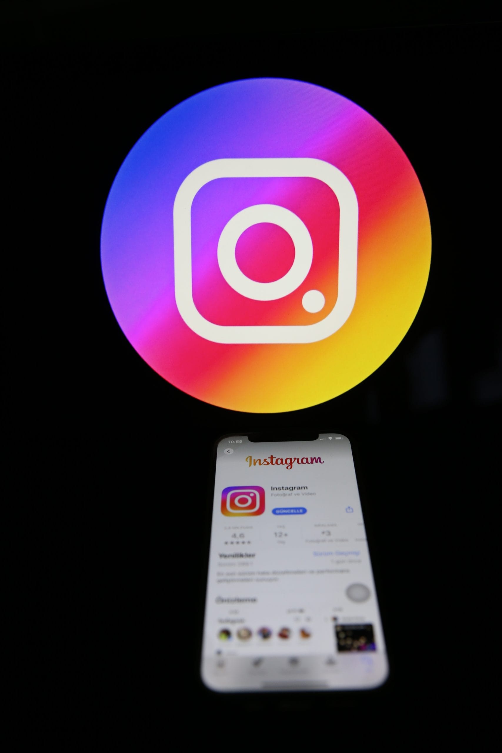 ഇതിനായി ഇൻസ്റ്റ​ഗ്രാം പ്രൊഫൈൽ എടുത്ത് മുകളിലെ മൂന്ന് ഡോട്ട്സിൽ ക്ലിക്ക് ചെയ്ത് സെറ്റിങ്സ് ഓപ്പൺ ചെയ്യുക.  ഇതിൽ ഫോളോ & ഇൻവൈറ്റ് ഫ്രണ്ട്സ് എന്ന ഓപ്ഷൻ  തിരഞ്ഞെടുത്ത് ശേഷം ഫ്ലാ​ഗ് ഫോർ റിവ്യൂ എന്ന ഓപ്ഷൻ ഓണാക്കി വെക്കുക. (credits: gettyimages)