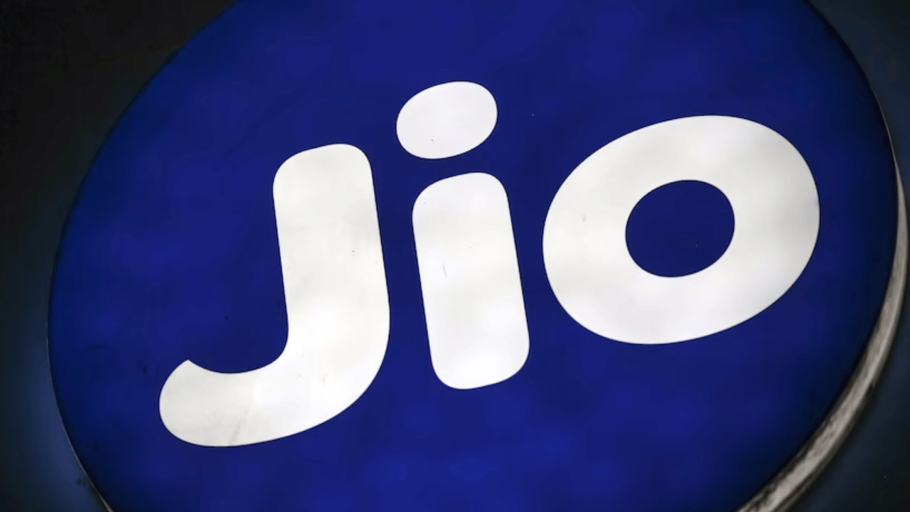 ജിയോ ഫൈബർ നിലവിലുള്ള ഉപയോക്താക്കൾക്ക് 2,222 രൂപയുടെ മൂന്ന് മാസത്തെ ദീപാവലി പ്ലാൻ റീജാർജ് ചെയ്താൽ ഈ ഓഫർ ലഭിക്കുന്നതാണ്.  (Image Credits: Social Media)
