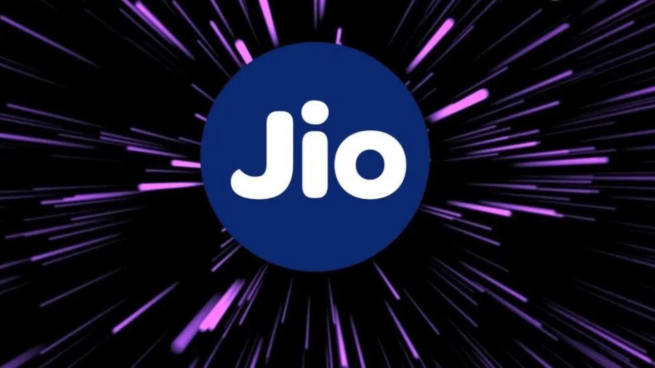 മാത്രമല്ല, നിലവിലുള്ള ജിയോഫൈബർ, ജിയോ എയർ ഫൈബർ ഉപയോക്താക്കൾക്കും ഈ ദീപാവലി ധമാക്ക ഓഫർ പ്രയോജനപ്പെടുത്താം. ഏതെങ്കിലും റിലയൻസ് ഡിജിറ്റൽ അല്ലെങ്കിൽ മൈജിയോ സ്റ്റോറിൽ നിന്ന് 20,000 രൂപയിൽ കൂടുതൽ സാധനം വാങ്ങുന്ന ഉപയോക്താക്കൾക്ക് ഒരു വർഷത്തേക്ക് സൗജന്യമായി എയർഫൈബർ കണക്ഷൻ ലഭിക്കും. (Image Credits: Social Media)