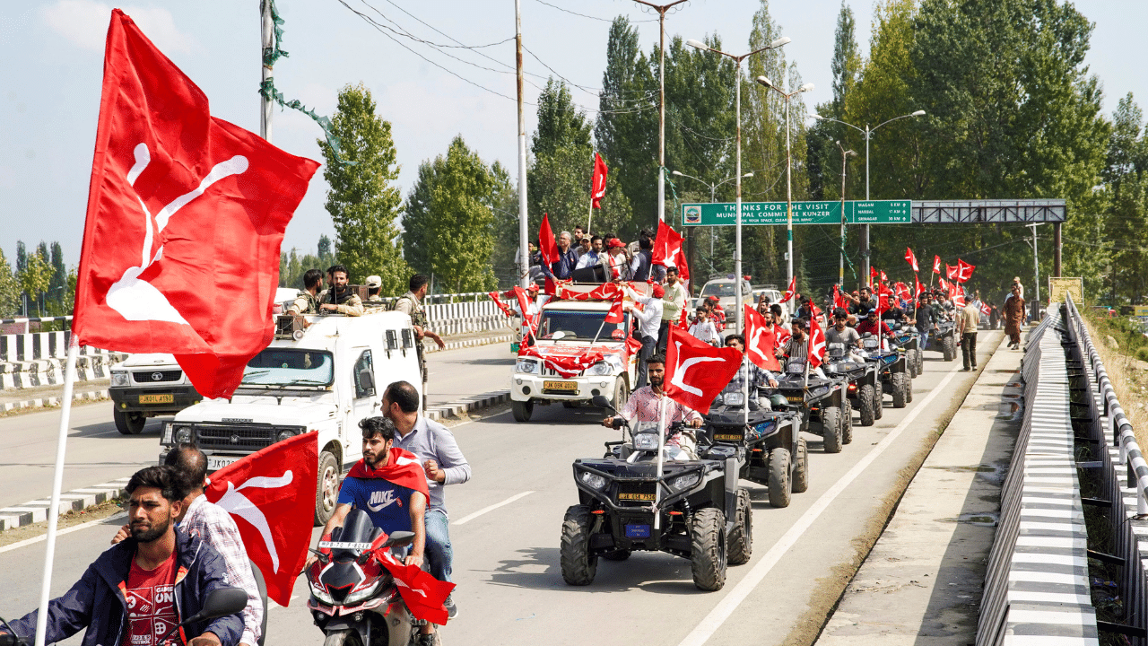 Jammu Kashmir Election: തെരഞ്ഞെടുപ്പ് ചൂടിൽ ജമ്മു കശ്മീർ; ചാവേറാക്രമണത്തിന് സാധ്യതയെന്ന് ഇന്റലിജൻസ് മുന്നറിയിപ്പ് Jammu Kashmir Election: തെരഞ്ഞെടുപ്പ് ചൂടിൽ ജമ്മു കശ്മീർ; ചാവേറാക്രമണത്തിന് സാധ്യതയെന്ന് ഇന്റലിജൻസ് മുന്നറിയിപ്പ്