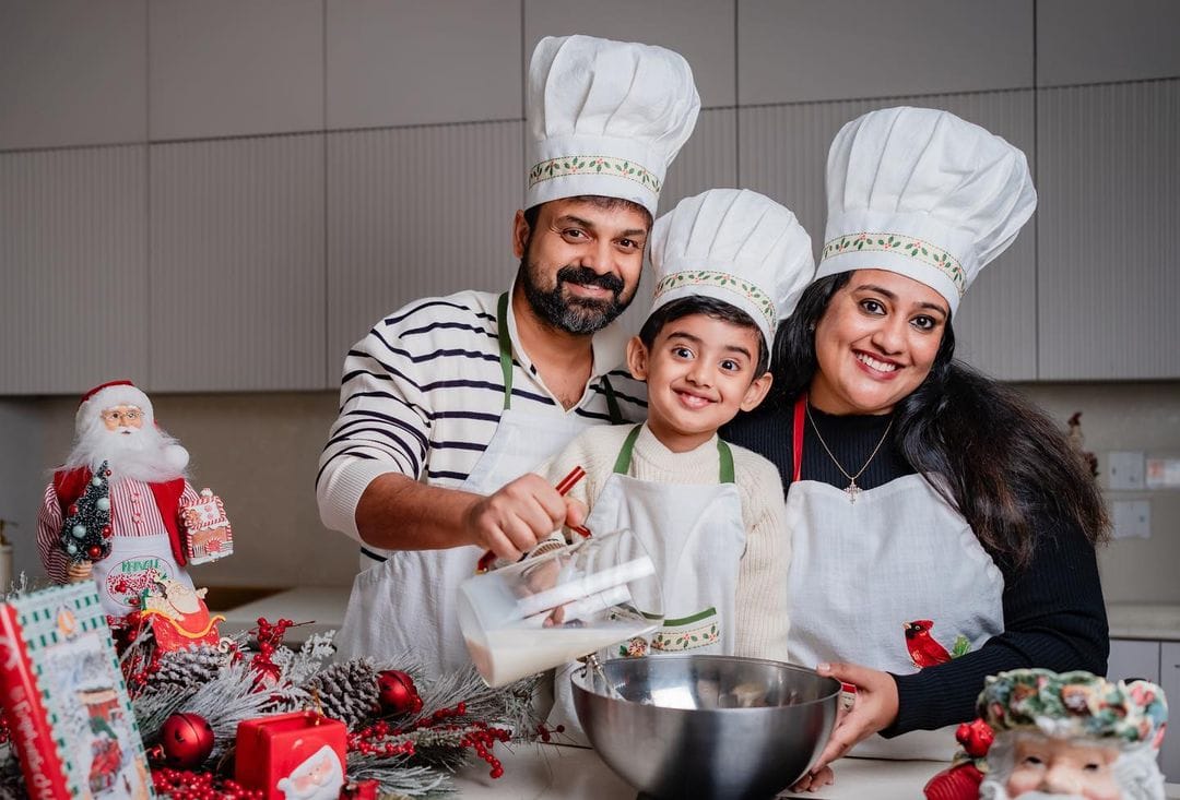 എന്നാൽ വീഡിയോയ്ക്കാൾ അതിനു നൽകിയ ക്യാപ്ഷനാണ് ആരാധകർക്കിടയിൽ ചര്‍ച്ചയാകുകയാണ്. 'എന്റെ പവര്‍ ഗ്രൂപ്പ്' എന്നാണ് ചാക്കോച്ചന്‍ കുറിച്ചത്. ഹേമ കമ്മിറ്റി റിപ്പോര്‍ട്ട് പുറത്തുവന്നതിന് പിന്നാലെ ഏറെ ചര്‍ച്ചയായ വാക്കാണ് പവര്‍ ഗ്രൂപ്പ്. (കടപ്പാട്: ഇൻസ്റ്റാ​ഗ്രാം)