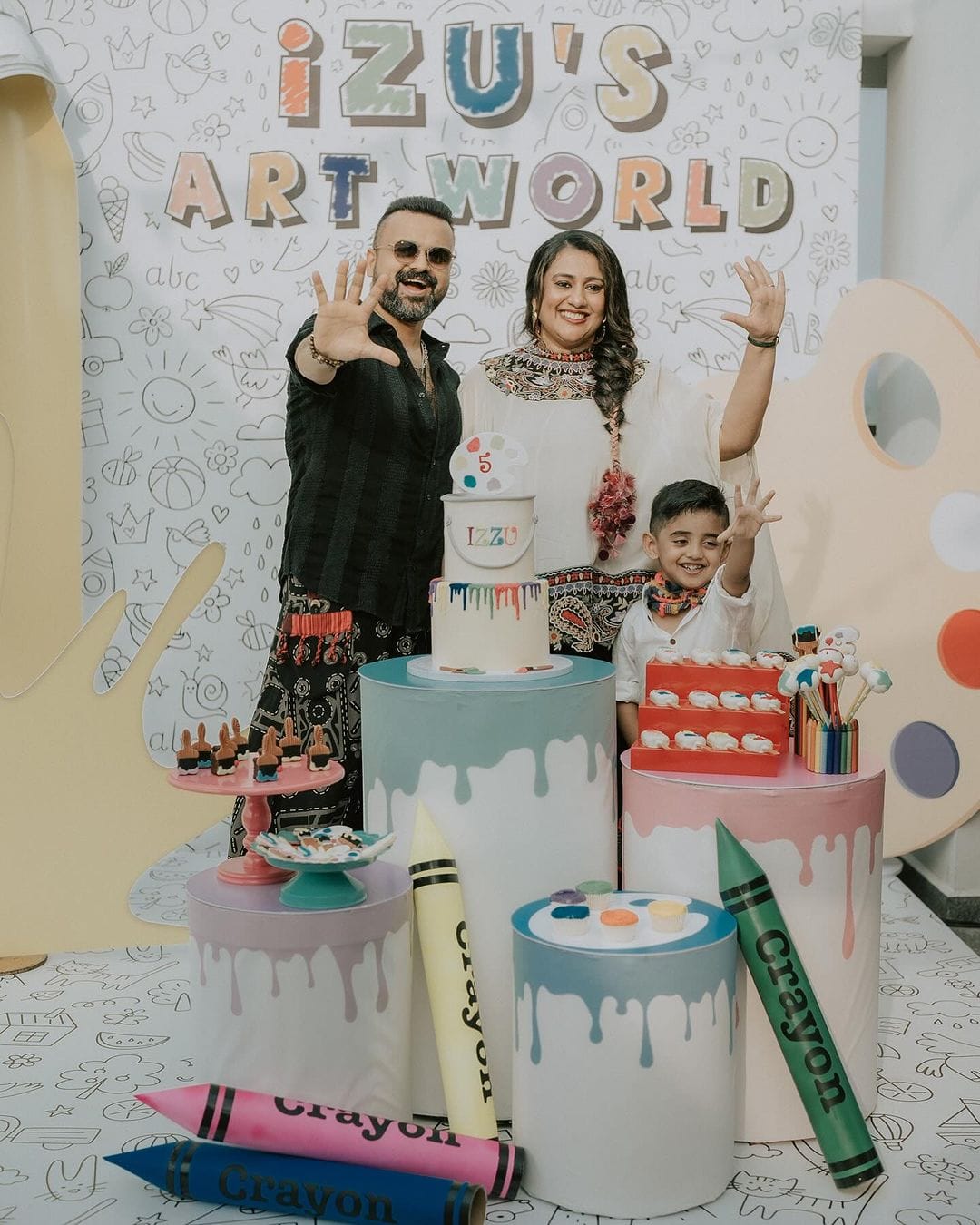 അത്തരത്തിലുള്ള വീഡിയോ തന്നെയാണ് ഇത്തവണയും പങ്കുവച്ചിരിക്കുന്നത്. കുഞ്ചാക്കോ ബോബനും പ്രിയയും മകനെ ലാളിക്കുന്നതാണ് വീഡിയോയിലുള്ളത്. പുറകിൽ കടലും കാണാം.  അടുത്തിടെ ഓണാഘോഷത്തിനായി കുഞ്ചാക്കോ ബോബന്‍ മെല്‍ബണിലെത്തിയിരുന്നു. അതിനിടയില്‍ എടുത്ത വീഡിയോയാണിതെന്നാണ് സൂചന. (കടപ്പാട്: ഇൻസ്റ്റാ​ഗ്രാം)
