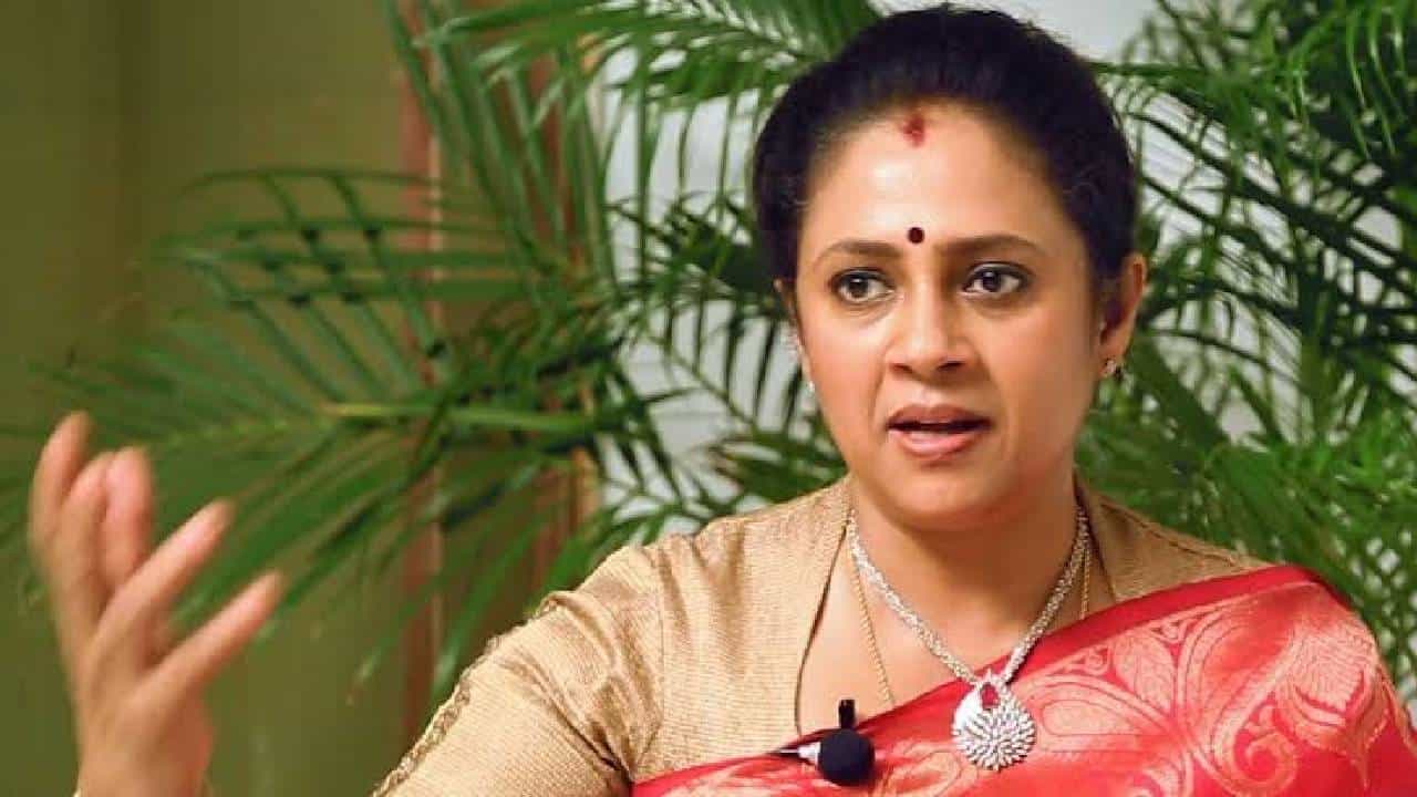 Lakshmy Ramakrishnan: പ്രമുഖ സംവിധായകന്‍റെ താൽപര്യത്തിന് വഴങ്ങാത്തതിനാൽ 19 തവണ റീടേക്ക് എടുക്കേണ്ടി വന്നു; നടി ലക്ഷ്മി രാമകൃഷ്ണൻ