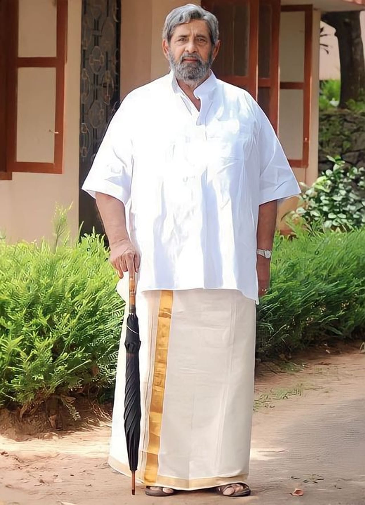 മലയാള സിനിമയുടെ കാരണവർക്ക് ഇന്ന് തൊണ്ണൂറ്റിയൊന്നാം പിറന്നാൾ മധുരം. ഒറ്റ ചിത്രം മതി മധു എന്ന സിനിമനടനെ മലയാളികൾക്ക് മനസ്സിലാകാൻ. പുറക്കാട് കടപ്പുറത്ത് കറുത്തമയെ തേടി നടന്ന പരീക്കുട്ടിയെന്ന കാമുകൻ നടന്നു കയറിയത് മലയാള പ്രേക്ഷക മനസ്സിലേക്കായിരുന്നു. (image credits:facebook)