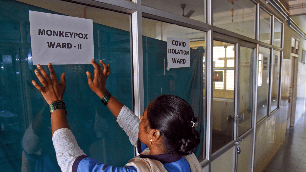 എംപോക്സ് വെെറസ് ബാധയുണ്ടായാവൽ ഒന്ന് മുതൽ രണ്ടാഴ്ചയ്ക്കുള്ളിൽ ​രോ​ഗ ലക്ഷണങ്ങൾ പ്രകടമാക്കും. കടുത്ത പനി, പേശി വേദന, ലിംഫുനോഡുകളിലെ വീക്കം, തലവേദന, ത്വക്കിൽ പഴുപ്പും ചൊറിച്ചിലുമുള്ള വേദനയുള്ള കുമിളകൾ, തടിപ്പുകൾ എന്നിവയാണ് എംപോക്സിൻ്റെ രോ​ഗലക്ഷണങ്ങൾ. (PTI/Getty Images Creative)