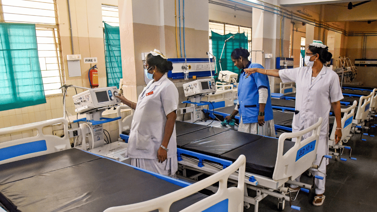 അണുബാധിതരായവരുമായോ രോ​ഗം ബാധിച്ച മൃ​ഗങ്ങളുമായോ ഉള്ള ശാരീരിക സമ്പർക്കത്തിലൂടെ രോ​ഗം പകരുന്നു. കുരങ്ങ് മാത്രമല്ല എലി, അണ്ണാൻ തുടങ്ങിയ മൃ​ഗങ്ങളിൽ നിന്നും ഈ വെെറസ് മനുഷ്യരിലേക്ക് പകരുന്നതായി കണ്ടെത്തിയിട്ടുണ്ട്. ജീനോം സീക്വൻസിംഗിൽ ഒരു ജീവിയുടെ ജീനോമിൻ്റെ സമ്പൂർണ്ണ ഡിഎൻഎ വിവരങ്ങൾ മനസ്സിലാക്കാൻ കഴിയും.  ഇത് രോഗത്തിൻ്റെ ജനിതക അടിസ്ഥാനം, ജീവജാലങ്ങൾ തമ്മിലുള്ള പരിണാമ ബന്ധങ്ങൾ, ജീനുകളുടെ പ്രവർത്തനവും എല്ലാം അറിയാൻ കഴിയും. (PTI/Getty Images Creative)