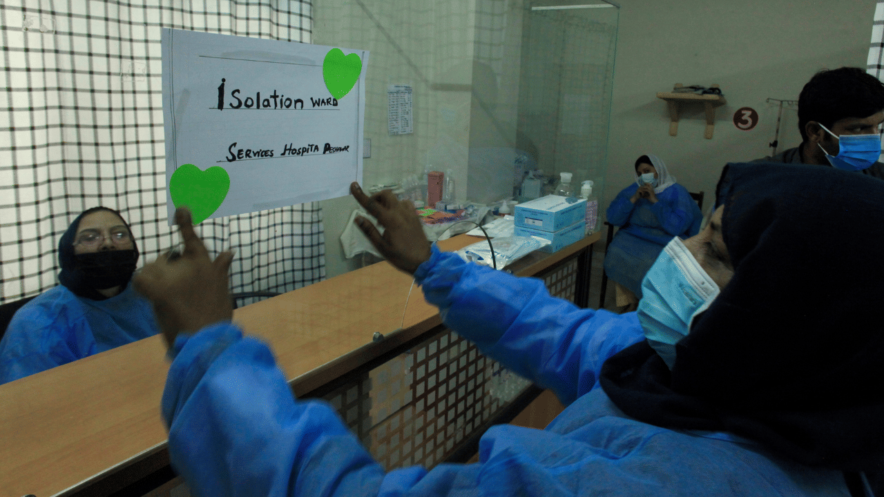 എംപോക്സ് ബാധിതനാണെങ്കിൽ വ്രണങ്ങളും തടിപ്പുകളും പൂർണ്ണമായും ഇല്ലാതാകുന്നത് വരെ മറ്റുള്ളവരിൽ നിന്ന് അകൽച്ച പാലിക്കണം. രോ​ഗം ഭേദമാകാൻ രണ്ട് മുതൽ നാല് ആഴ്ച വരെ സമയമെടുക്കും. (PTI/Getty Images Creative)