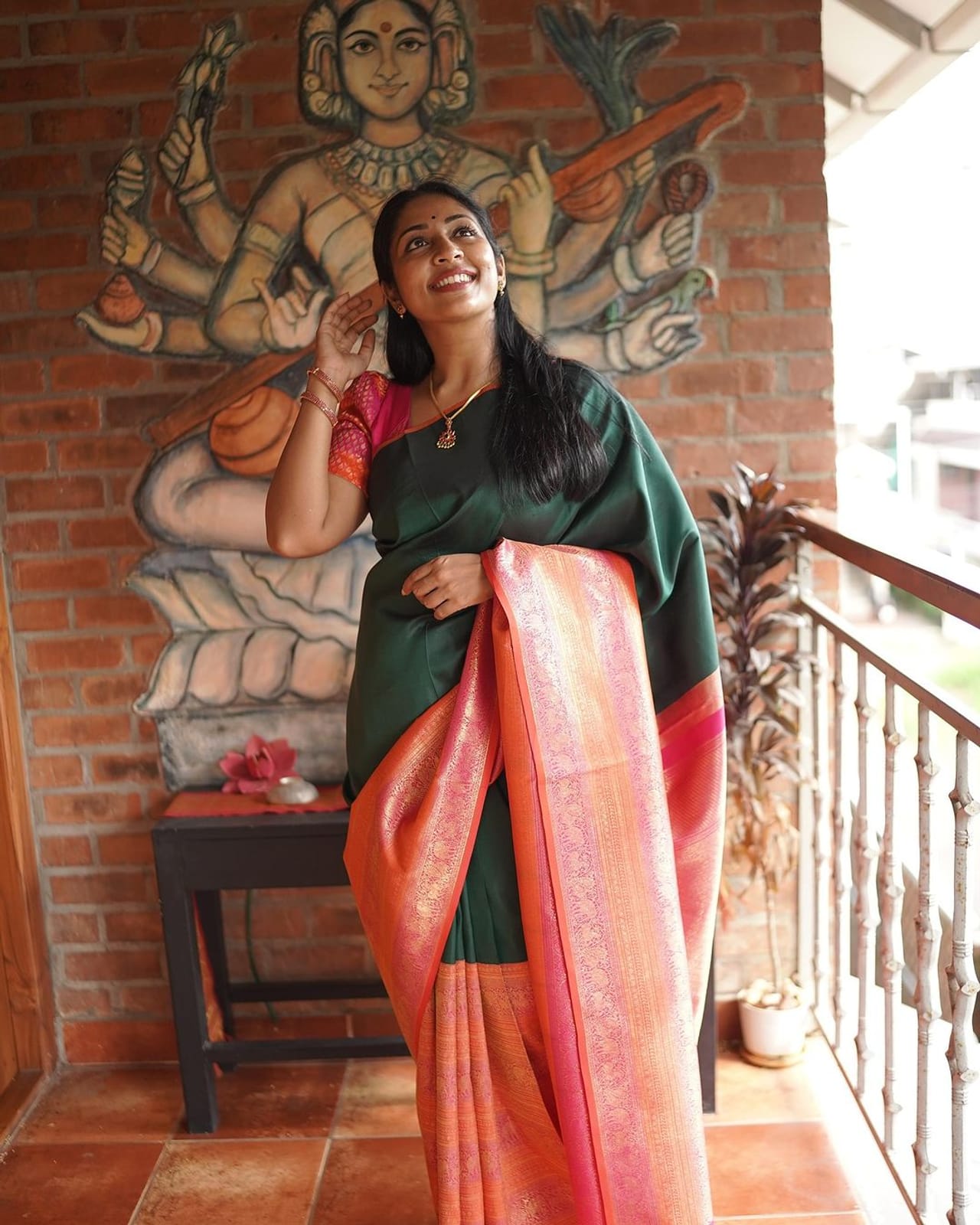 നടൻ സിദ്ദിഖ് ഒളിവിൽ പോയതിൽ പ്രതികരിച്ച് നടി നവ്യ നായർ. ഒളിവിൽ പോകുന്നത് നല്ലതാണെന്ന് താൻ പറയില്ലെന്നും കോടതിയും പോലീസും ഇടപെട്ട കേസിൽ അതിന്റേതായ തീരുമാനങ്ങളല്ലേ വരേണ്ടതെന്നും താരം പറഞ്ഞു. നവ്യയുടെ മാതംഗി ഡാൻസ് സ്‌കൂളുമായി ബന്ധപ്പെട്ട മാതംഗി ഫെസ്റ്റുമായി ബന്ധപ്പെട്ട കാര്യങ്ങൾ മാധ്യമങ്ങളുമായി പങ്കുവെയ്ക്കുന്നതിനിടെയാണ്  പ്രതികരണം. (image credits: instagram-Navya Nair)