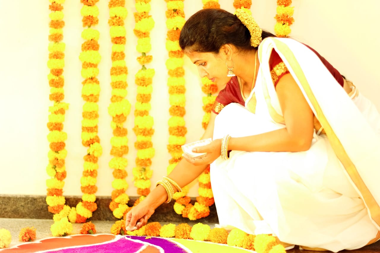 മലയാളികൾ ഉത്രാട പാച്ചിലിലേക്ക് കടന്നിരിക്കുകയാണ്. തിരുവോണത്തിനു ഇനി ഒരുനാൾ കൂടി മാത്രം. എത്ര ഒരുക്കങ്ങൾ നടത്തിയാലും മലയാളികൾക്ക് ഉത്രാട ദിനത്തിൽ അവസാന വട്ടം ഓട്ടം പതിവാണ്. അതുകൊണ്ട് തന്നെയാണ് ഉത്രാടപ്പാച്ചിൽ എന്ന് വിശേഷിപ്പിക്കുന്നത്. (credits:Gettyimages)