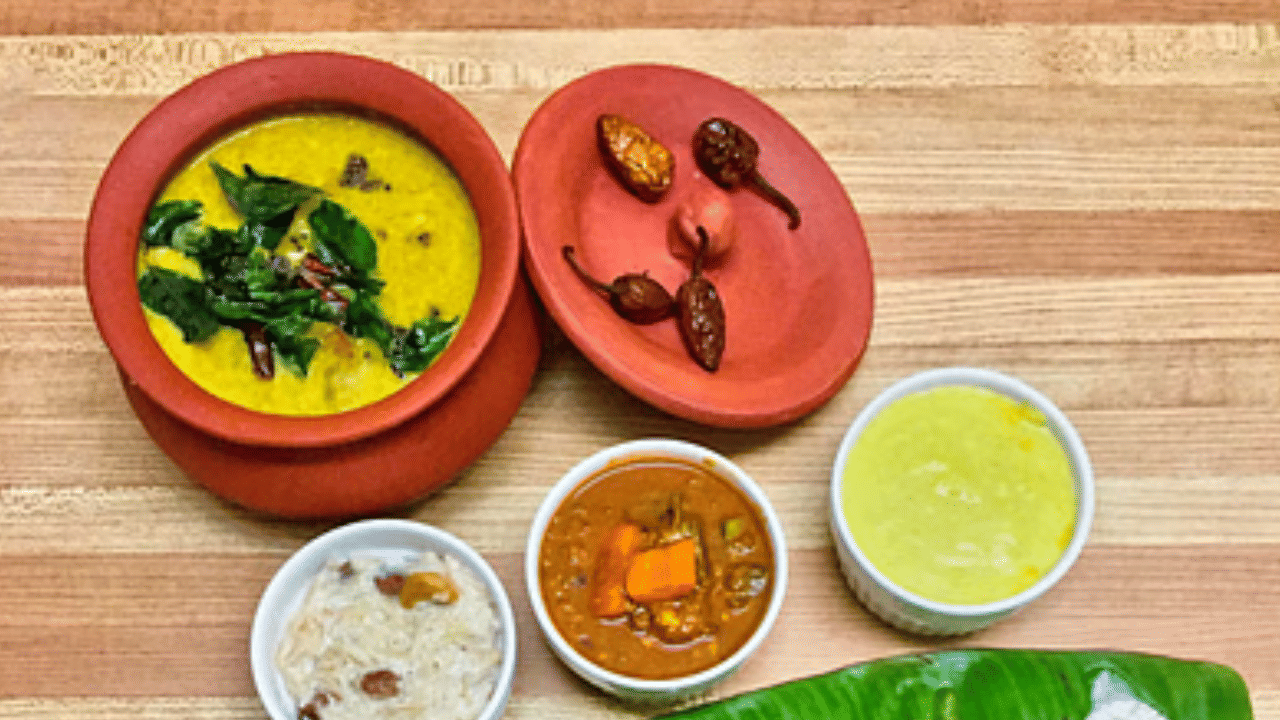 തുടർന്ന് പഴവും പപ്പടവും എത്തണം. ഇതിന് ശേഷമാണ് കറികൾ ഓരോരുത്തരുടെയും വരവ്. ഇഞ്ചിക്കറിയും അച്ചാറുകളും മധുരക്കറികളുമാണ് അടുത്ത വിഭവങ്ങൾ.  