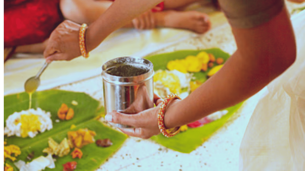 ഓണസദ്യ കഴിക്കുന്നതിന് ഒരു ചിട്ടയുണ്ട്. അത് ഒന്ന് ഒന്നിനോട് ചേർത്താണ് കഴിക്കേണ്ടത്. തൂലനിലയിൽ ആദ്യം എത്തുക ഒരു നുള്ള് ഉപ്പാണ്. പിന്നാലെ കായ വറുത്തതും ശർക്കരവരട്ടിയും ഹാജർ വെക്കും. 