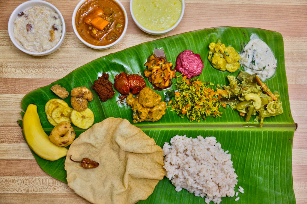 ചിക്കൻ ഇല്ലാതെ മലബാറിലെ മലയാളിക്ക് ഓണസദ്യ പൂർണമാകില്ല. കൂടിയ ഇനം മത്സ്യം, ചിക്കന്‍ ആണ് സദ്യയിലെ കേമൻ. ഇപ്പോള്‍ ബിരിയാണിയും സര്‍വത്ര. ഇതിന്റെ ഭാ​ഗമായി എല്ലായിടത്തും 'മെഗാ ഓഫറുകള്‍' നല്‍കുന്ന പല ഇറച്ചിക്കടകളും മലബാറില്‍ കാണാം.. (Getty Images)