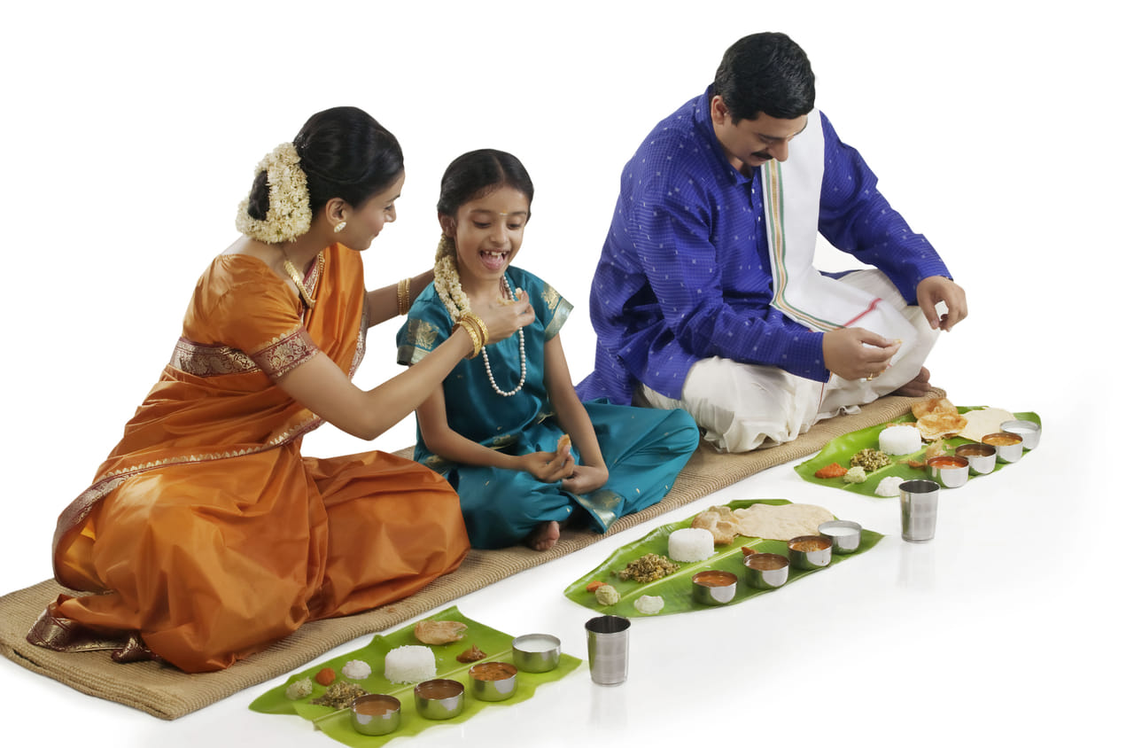 കൂടാതെ, ഇറച്ചി വാങ്ങുന്നവര്‍ക്ക് ഇറച്ചിയോടൊപ്പം ഓണസദ്യയ്ക്ക് ആവശ്യമായ പച്ചക്കറി സാധനങ്ങള്‍ സൗജന്യമായി നല്‍കുന്ന കടകളും നിരവധിയാണ്. ഓണമെന്ന് വച്ച് ഇത്തരം കടകളിൽ തിരക്കിനു ഒട്ടും കുറവ് കാണില്ല. മീൻ പൊരിച്ചത് കറി, ചിക്കൻ പോരിച്ചത് കറി എന്നിവയല്ലാതെ ബീഫ്, മട്ടന്‍ എന്നിവ പൊതുവേ ഉള്‍പ്പെടുത്താറില്ല. ഇത് കൂടാതെ കടകളിലും നോണ്‍ വെജ് സദ്യയും ലഭിക്കും. ഇതിനു ആവശ്യക്കാർ കൂടുതലാണ്.. (Getty Images)