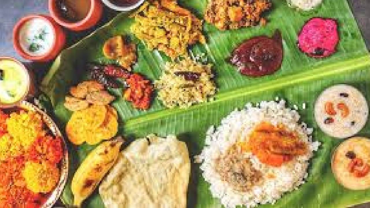 നാവിൽ നിന്ന് ഒരിക്കലും മായാത്ത് രുചികളുമായി ഓണമുണ്ണുക എന്നത് മലയാളിക്ക് ഒഴിച്ചുകൂടാനാകാത്ത ഒന്നാണ്.തൂശനിലയില്‍ നല്ല കുത്തിയരി ചോറിനൊപ്പം എത്രയെത്ര വിഭവങ്ങളാണ് ഓണസ്ദ്യയെ മികച്ചതാക്കുന്നത്. ചിപ്പസ് ശർക്കര, അവിയല്‍, തീയല്‍, തോരന്‍ പലതരം, കിച്ചടി, പച്ചടി, പുളിയിഞ്ചി, അച്ചാറുകള്‍, ഓലന്‍, തോരന്‍, മെഴുക്കുപുരട്ടി, ഉപ്പേരി, പഴം, പായസം, മോര് എന്നീങ്ങനെ നീളുന്നു ഈ വിഭവങ്ങൾ. (Getty Images)