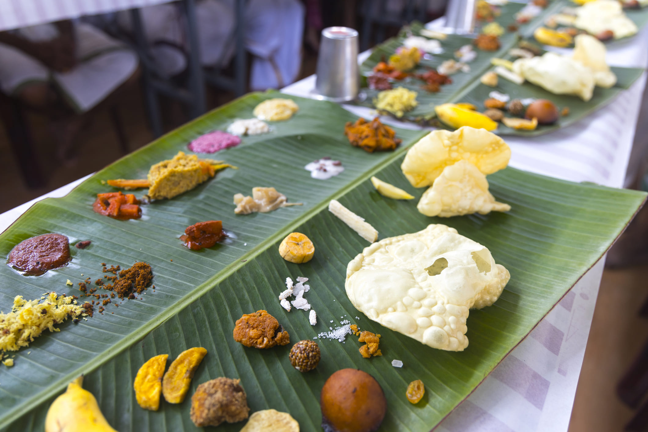 എന്നാൽ ഇത് പ്രദേശമനുസരിച്ച് ഇതിൽ മാറ്റമുണ്ടാകും. ചില ചിട്ടവട്ടങ്ങളോട് കൂടിയാണ് തിരുവിതാംകൂറിൽ സദ്യ വിളമ്പുന്നത്. ഓരോ വിഭവത്തിനും ഇലയില്‍ അതിന്റേതായ സ്ഥാനമുണ്ട്. സദ്യ ആസ്വദിച്ച് കഴിക്കണം, തിടുക്കപ്പെട്ട് കഴിക്കരുതെന്നാണ് പ്രമാണം. ഉണ്ടെന്ന് വരുത്തിയാല്‍ പോരാ, ശരിക്കും ഉണ്ണുക തന്നെ വേണമെന്നാണ് ചൊല്ല്. (Getty Images)
