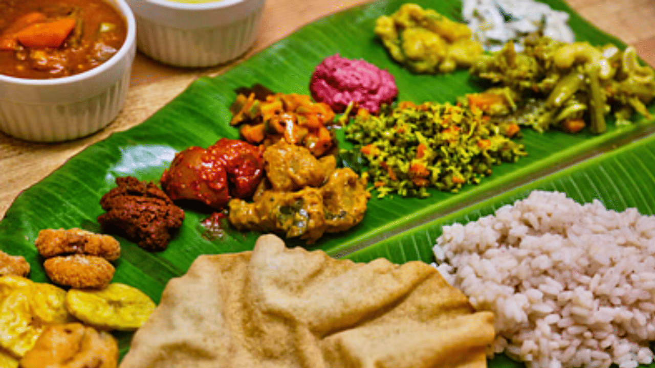 പിന്നാലെ അവിയലും തോരനും കാളനും എത്തും. ഇവയ്ക്ക് ശേഷമാണ് ചോറ് വിളമ്പേണ്ടത്.ചോറിന് മീതേ പരിപ്പ്... അതിന് മീതേ നെയ് ഒഴിക്കും. ഇനി സദ്യ കഴിച്ചു തുടങ്ങാം.