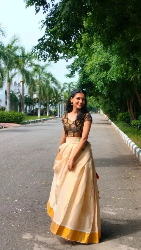 കസവു പാവാടയ്ക്കൊപ്പം പ്രിന്റഡ് ബ്ലൗസുംകൂടിയാകുമ്പോൾ മനോഹരമായ ഒരു മോഡലായി - ഫോട്ടോ - NEWS9