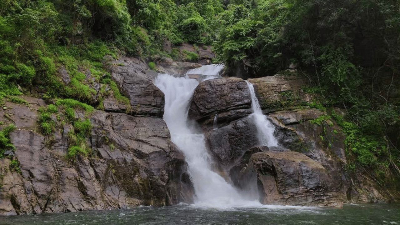 തിരുവോണ ദിവസം അതിരാവിലെ 6.30 ഓടെയാണ് യാത്ര ആരംഭിക്കുക. ആദ്യം യാത്ര പേപ്പാറ ഡാമിലേക്കാണ്. പേപ്പാറ വന്യജീവി സങ്കേതത്തോട് ചേർന്നാണ് ഈ ഡാം സ്ഥിതി ചെയ്യുന്നത്. ശേഷം അടുത്ത കാഴ്ച കല്ലാർ കടവും മീൻമുട്ടി വെള്ളച്ചാട്ടവും. പൊൻമുടി യാത്രയിലെ ഇടത്താവളമാണ് കല്ലാർ. പൊൻമുടിയുടെ കവാടം എന്നുവേണമെങ്കിലും പറയാം. 
