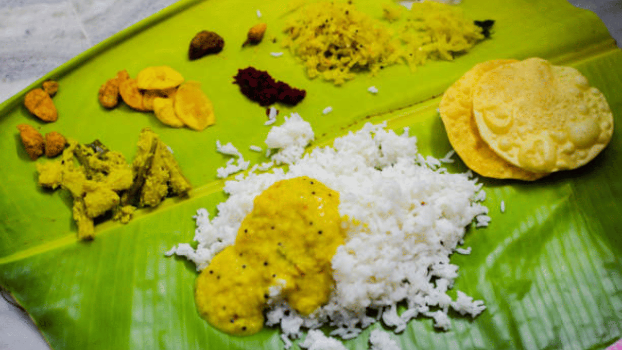 കെഎസ്ആർടിസി യാത്രയും അതോടൊപ്പം മലമുകളിൽ വെച്ചൊരു ഓണസദ്യയും... ആഹാ കേൾക്കാൻ എന്തൊരു രസം. എന്നാൽ ഇത് വെറുതെ പറയുന്നതല്ല സത്യമാണ്. കൊല്ലം കെഎസ്ആർടിസിയാണ് യാത്രയും ഓണസദ്യയും ഒരുമിച്ച് ആഘോഷിക്കാനുള്ള പാക്കേജുമായി എത്തിയിരിക്കുന്നത്.