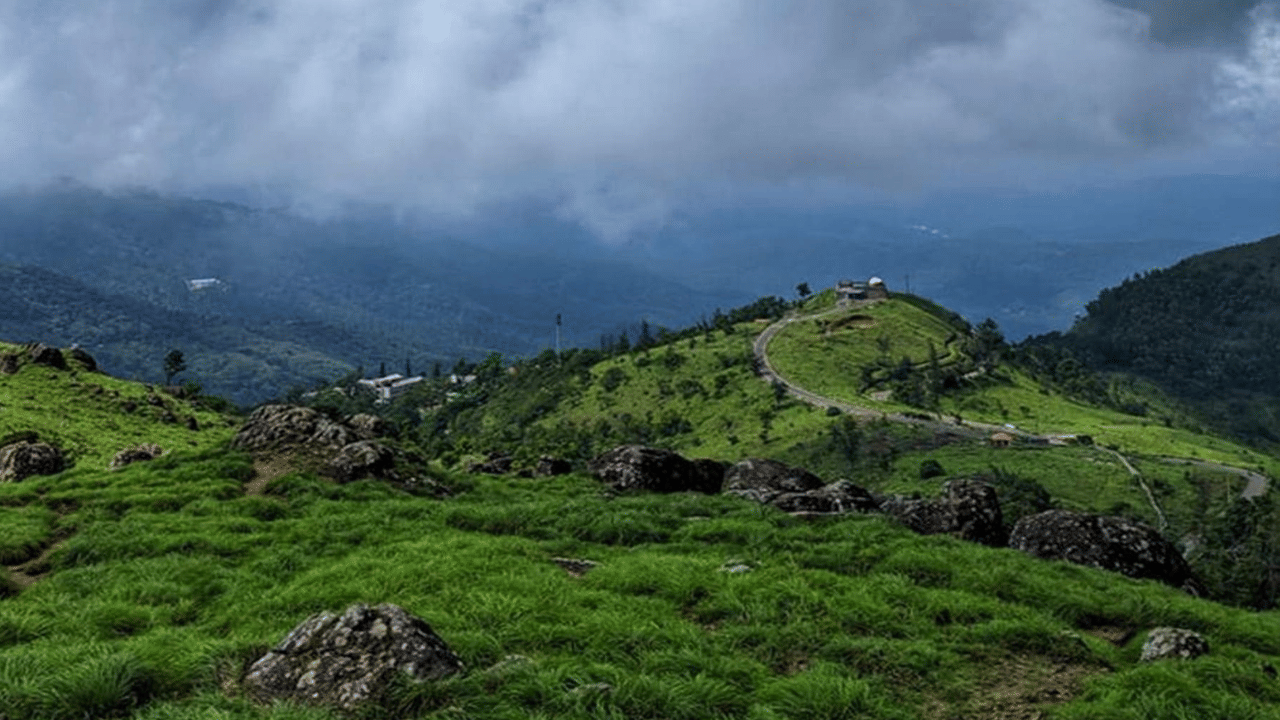 പൊൻമുടിയാണ് ഓണം കളറക്കാൻ കെഎസ്ആർടിസി തിരഞ്ഞെടുത്തിരിക്കുന്നത്. കൊല്ലം കെഎസ്ആർടിസിയുടെ ബജറ്റ് ടൂറിസം സെൽ അധികൃതരാണ് ഇത്തരമൊരു  അവതരിപ്പിക്കാനുള്ള തീരുമാനത്തിന് പിന്നിൽ.  പൊൻമുടി 'ഓണസദ്യ പാക്കേജ് ' ഇതിനോടകം 15 പേർ വിളിച്ച് ബുക്ക് ചെയ്തതായി അധികൃതർ അറിയിച്ചു.