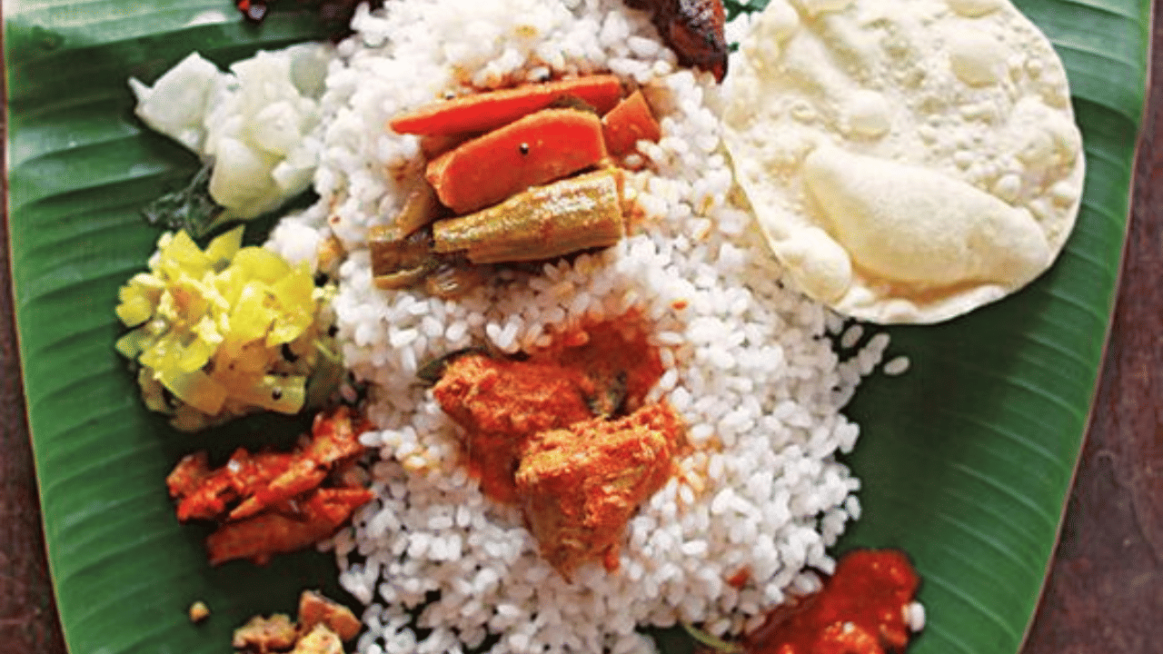 വാഴയിലയ്ക്ക് പ്രകൃതിദത്തമായ ഒരു വാക്സ് കോട്ട് ഉണ്ട്. ഇത് ചൂടു ചോറ് വിളമ്പുമ്പോൾ ഉരുകുകയും ചോറിന് ഒരു പ്രത്യേക മണവും രുചിയും നൽകുന്നു. ഫോട്ടോ- Pinterest