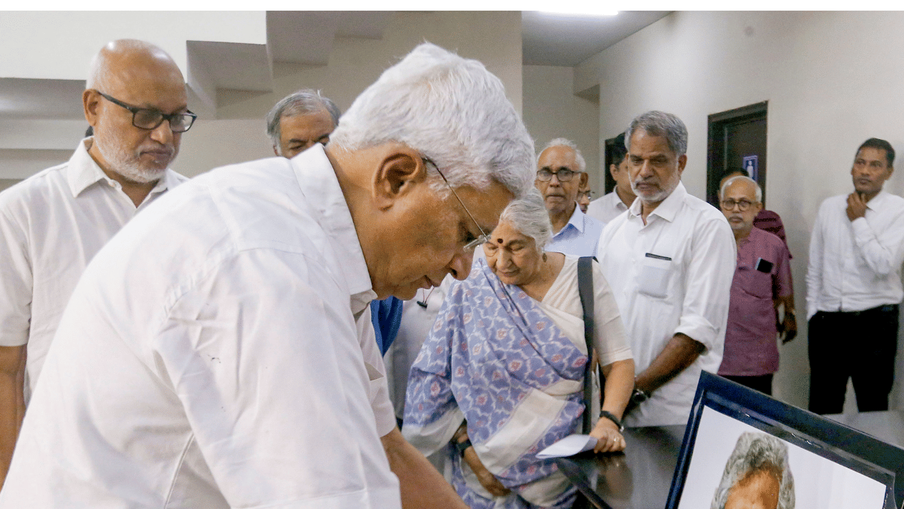 ജനറല് സെക്രട്ടറി സീതാറാം യെച്ചൂരിയുടെ നിര്യാണത്തിന്റെ പശ്ചാത്തലത്തില് മുന് ജനറല് സെക്രട്ടറി പ്രകാശ് കാരാട്ടിന് പാര്ട്ടി കോഡിനേറ്ററുടെ ചുമതല. (ഫോട്ടോ - PTI/ Getty images)