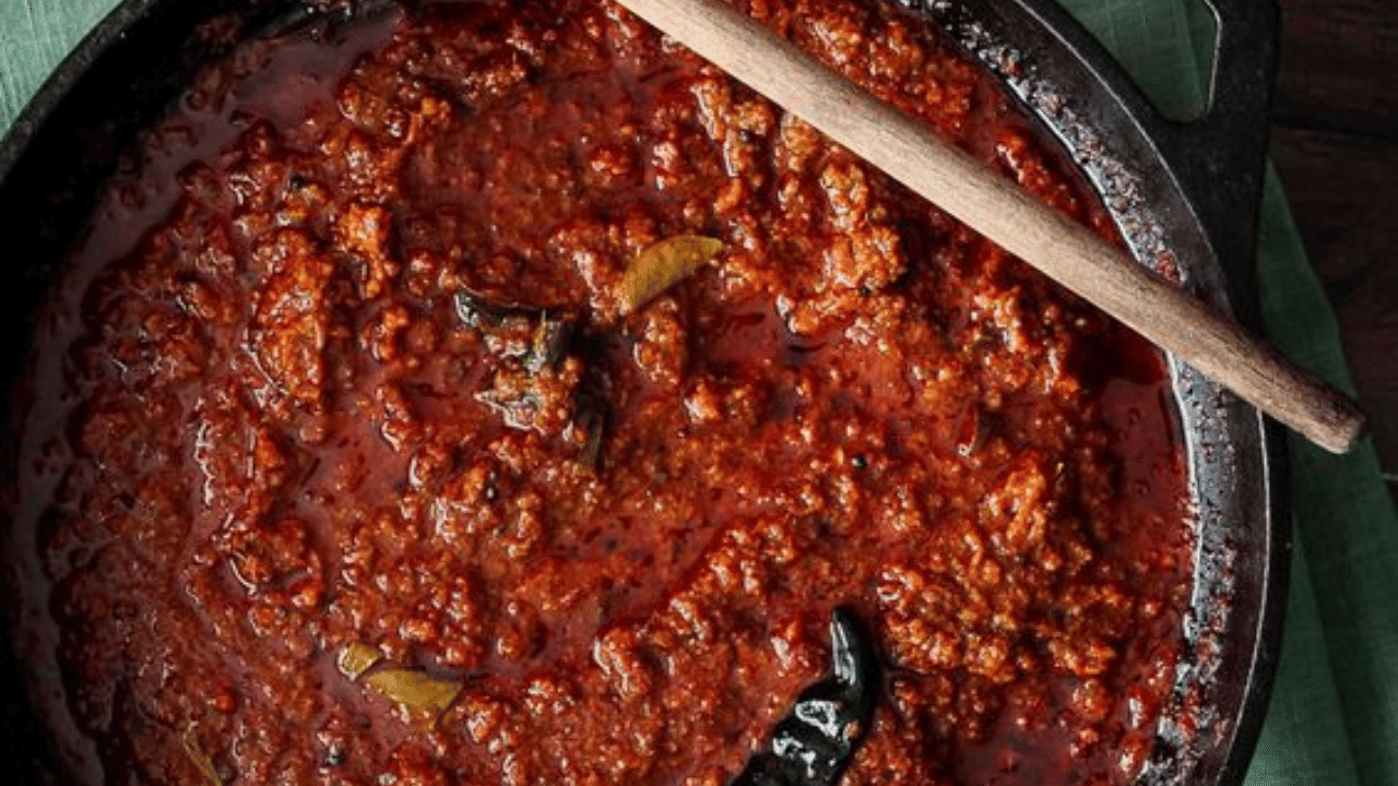 വെള്ളത്തില്‍ പുളി പിഴിഞ്ഞ് ചേര്‍ക്കുക. ഉപ്പ് ചേര്‍ത്ത് നന്നായി തിളപ്പിക്കുക. പൊടിച്ചു വച്ച ഇഞ്ചി ചേര്‍ക്കുക.