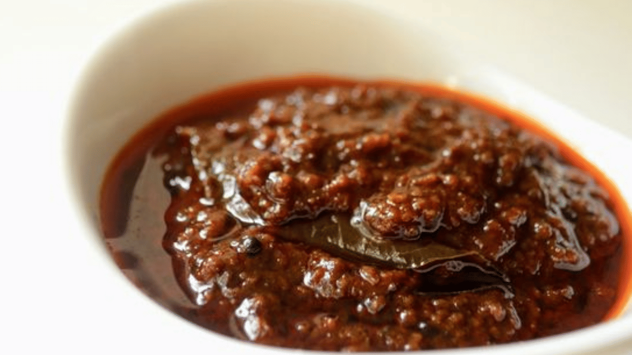 ഇഞ്ചി കനം കുറച്ചു വട്ടത്തിലരിഞ്ഞു വെളിച്ചെണ്ണയില്‍ വറുത്തുപൊടിച്ചു വയ്ക്കുക. ഒരു സ്പൂണ്‍ വെളിച്ചെണ്ണയില്‍ വറ്റല്‍മുളക്, കടുക്, കറിവേപ്പില എന്നിവ പൊട്ടിച്ച് പച്ചമുളകും മുളകുപൊടിയും ചേര്‍ത്ത് വഴറ്റുക.